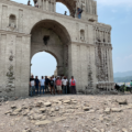 La sequía dejó descubierta la iglesia de Quechua que antes estuvo bajo el agua, afectando a pescadores. Foto: Ángeles Mariscal