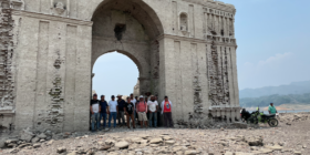 La sequía dejó descubierta la iglesia de Quechua que antes estuvo bajo el agua, afectando a pescadores. Foto: Ángeles Mariscal