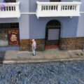 Un hombre camina temprano por la mañana en la Calle de la Luna, que atraviesa el centro del casco antiguo de San Juan, en Puerto Rico, el 6 de abril de 2023.
Foto: Coraly Cruz Mejías, Global Press Journal Puerto Rico.

