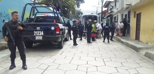 La violencia, generada principalmente por enfrentamiento entre cárteles, incide en la disminución de turistas. Zonas en donde se vivía del turismo han quedado vacías; por ejemplo, visitar actualmente Lagos de Colón es experimentar la soledad, lo mismo que llegar a la zona arqueológica de El Lagartero, ambos lugares ubicados cerca de San Gregorio Chamic, de la conflictiva región fronteriza.