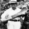 Eliseo Palacios cargando una ulna (hueso de la extremidad anterior) de mamut, recuperada en el municipio de Villaflores en el año de 1941. Fuente: Acervo personal de Miguel Ángel Palacios Rincón.