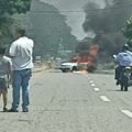 Grupo criminal que atacó a policías en Reforma quema vehícuolos entre Huimanguillo y Cárdenas