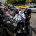 Madre buscadora es desalojada por policías mientras exigía la detención del presunto responsable de la de desaparición de su hija Madre buscadora es desalojada por policías mientras exigía la detención del presunto responsable de la de desaparición de su hija
Foto: Zona Docs