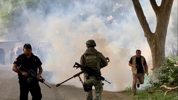 El tercer evento que augura su normalización en la entidad chiapaneca es la violencia armada desatada por la delincuencia organizada. Aterra, porque para no pocos de quienes hoy lo viven, es un poder que está dentro del poder político local.