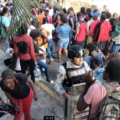 Desesperados, migrantes se amotinan en las afueras de la COMAR