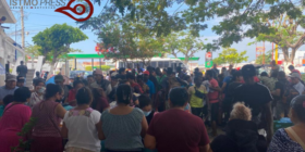 Donan alimentos y ropa a cientos de migrantes varados en Juchitán, Oaxaca
Foto: Istmo Press