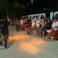Estudiantes prendiendo velas y en silencio.
Foto: Cortesía