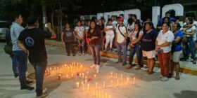 Estudiantes prendiendo velas y en silencio.
Foto: Cortesía