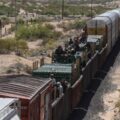 Paraliza Ferromex 60 trenes con rutas hacia la frontera para evitar que aborden migrante
Foto: La Verdad