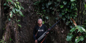 Octavio Alvarado (57 años), guardia indígena perteneciente a la de Tzawata Ila Chukapi, porta una lanza tradicional hecha de madera de chonta que tiene grabado de su comunidad. Participó de los paros nacionales en 2019 y 2022. Abril de 2023. Foto: Josué Araujo