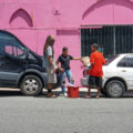 Dagoberto Herrero Avillán (izquierda), Jessica Contreras (centro) y Amaluc Vega, empleados de la organización Intercambios Puerto Rico, ofrecen agua y asistencia a las personas en el municipio de Yabucoa, Puerto Rico, el jueves 24 de agosto de 2023. Foto: Coraly Cruz Mejías, Global Press Journal Puerto Rico
