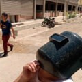 Soldadores que construyen el mercado del barrio de El Cedro mientras trabajan observan el eclipse de sol con caretas para soldadura de 12 sombras 
Foto: Moysés zuñiga Santiago 