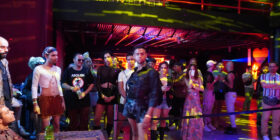 Klaud Guzmán participa de la categoría Runway en la Noche de Ballroom en el Kweens Klub en el barrio de Santurce, en San Juan, Puerto Rico, el 27 de julio de 2023. (Gabriela Meléndez-Rivera/Global Press Journal)
