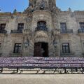 “Cada semana estamos acá para que no los olviden”: Colectivo Luz de Esperanza realizó pega de fichas de búsqueda
Foto: Zona Docs