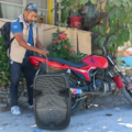 David Teliz Martínez desata un altavoz de su motocicleta para recorrer las calles de la colonia 21 de Septiembre, en las afueras de Chilpancingo de los Bravo, Guerrero, México, el 7 de noviembre de 2023. Teliz recorre las colonias en busca de nuevos alumnos para que continúen sus estudios en el Instituto Estatal para la Educación de Jóvenes y Adultos de Guerrero. Foto: Avigaí Silva Panchito, Global Press Journal Mexico