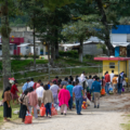 Familiares y amistades hacen fila el 24 de septiembre de 2023 para visitar a las mujeres y hombres que se encuentran presos en el reclusorio CERSS 5 en San Cristóbal de Las Casas, Chiapas, México. Foto: Marissa Revilla, Global Press Journal Mexico