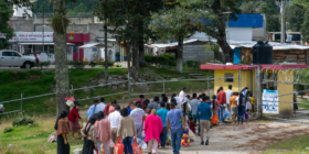 Familiares y amistades hacen fila el 24 de septiembre de 2023 para visitar a las mujeres y hombres que se encuentran presos en el reclusorio CERSS 5 en San Cristóbal de Las Casas, Chiapas, México. Foto: Marissa Revilla, Global Press Journal Mexico