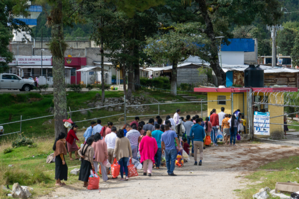 Familiares y amistades hacen fila el 24 de septiembre de 2023 para visitar a las mujeres y hombres que se encuentran presos en el reclusorio CERSS 5 en San Cristóbal de Las Casas, Chiapas, México.Foto: Marissa Revilla, Global Press Journal Mexico