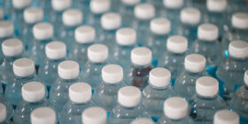 ¿Microplásticos en el agua? Sí, y son más de los que se pensaba
Fotos: Jonathan Chng / Unsplash