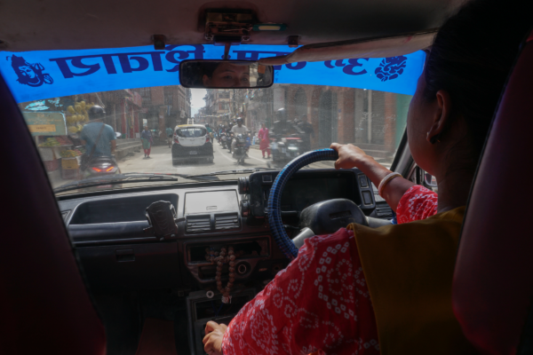 Esta taxista es el motor del cambio en las calles más ajetreadas de Nepal