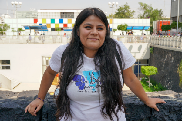 Tiaré Girón, de 32 años, fundadora y directora de Un Bolillo para todos, una organización civil dedicada a ayudar a pacientes de alta especialidad menores de edad, posa para un retrato en el Instituto Nacional de Pediatría en Ciudad de México. Foto: Aline Suárez del Real, Global Press México 

