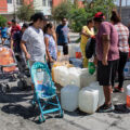 Monterrey sufrió en junio de 2022 la peor crisis hídrica en tres décadas. El gobierno estatal impuso restricciones de suministro, pero la mayoría de domicilios tampoco recibieron agua en el horario establecido de cuatro de la madrugada a diez de la mañana.