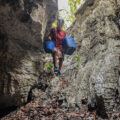 Samuel García desciende a un cenote para buscar agua para uso doméstico. Debe caminar dos horas por la selva cargando los baldes, porque no dispone de otro transporte.