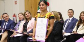 En zapoteco recibe su constancia magistrada oaxaqueña de Sala Xalapa
Foto: Cortesía