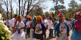 “No a la violencia, sí al perdón”: comunidad de Cerocahui honra a jesuitas a tres años de su muerte
Foto: Raíchali