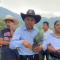 ¿Qué voy a hacer si me viene a quitar un pedazo de mi tierra?; revira campesino a Eduardo Ramírez
Foto: Captura