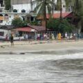 Daños a embarcaciones y restauranteros, sin energía eléctrica ni telefonía, arboles caídos y cerradas las vías de circulación: Así luce la costa de Oaxaca tras el paso del Huracán Erick
Foto: Fredy García