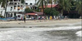 Daños a embarcaciones y restauranteros, sin energía eléctrica ni telefonía, arboles caídos y cerradas las vías de circulación: Así luce la costa de Oaxaca tras el paso del Huracán Erick
Foto: Fredy García