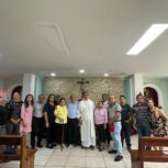 Nicandro Maza, de color celeste, exponiendo sus conocimientos en Honduras. Foto: Cortesía