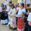 Autoridad local realiza cobros excesivos y quita espacios a artesanas de Oaxaca representados por Claudia Vásquez, quién bordó vestido de Sheinbaum
Foto: Istmo Press