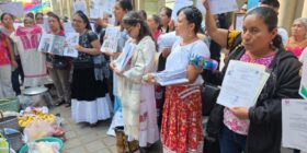 Autoridad local realiza cobros excesivos y quita espacios a artesanas de Oaxaca representados por Claudia Vásquez, quién bordó vestido de Sheinbaum
Foto: Istmo Press