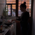 Durante la pandemia Mónica Quijano ha tenido que emplear diversas funciones dentro de su vivienda, compaginar su trabajo temporal en la venta en línea, con su labor de madre, la educación de sus hijas y los quehaceres domésticos. En San Luis Potosí, México. El 3 de Diciembre del 2020.