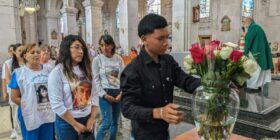 Yessi Carrera encabeza misa para recordar a su hijo a 10 años de su desaparición en Galeana
Foto: Raíchali