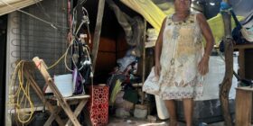8 años del sismo de 8.2 en Oaxaca y Reyna de la Cruz sigue viviendo debajo de lonas: “No recibimos un solo centavo del Programa de Reconstrucción”
Foto: Istmo Press