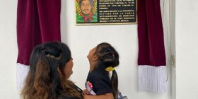 Placa en honor a Antonio González Méndez. Foto: Frayba