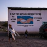 JIMÉNEZ DEL TEÚL, ZACATECAS, 25JUNIO2025.-Ejidatarios y pobladores de Atotonilco, Corrales, Estancia de Guadalupe, El Potrero, Las Bocas y Carretas, comunidades del noroeste de Zacatecas realizan asambleas informativas como parte del Movimiento en Defensa del Territorio y Río Atenco, ante el anuncio de que el Proyecto Milpillas será incluido en el Plan Nacional Hídrico. La presa, planeada desde hace más de una década, busca captar agua del río Atenco para abastecer la zona metropolitana de Zacatecas y Guadalupe. Las comunidades denuncian la falta de consulta, el riesgo a su territorio y que el proyecto beneficiaría principalmente a sectores empresariales. Desde 2018 mantienen una resistencia activa con acciones legales, bloqueos y organización comunitaria. En la imagen, mujeres salen del salón ejidal en la comunidad de Atotonilco. En este lugar se pretende construir la cortina de la presa.
FOTO: ADOLFO VLADIMIR /CUARTOSCURO.COM