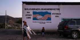 JIMÉNEZ DEL TEÚL, ZACATECAS, 25JUNIO2025.-Ejidatarios y pobladores de Atotonilco, Corrales, Estancia de Guadalupe, El Potrero, Las Bocas y Carretas, comunidades del noroeste de Zacatecas realizan asambleas informativas como parte del Movimiento en Defensa del Territorio y Río Atenco, ante el anuncio de que el Proyecto Milpillas será incluido en el Plan Nacional Hídrico. La presa, planeada desde hace más de una década, busca captar agua del río Atenco para abastecer la zona metropolitana de Zacatecas y Guadalupe. Las comunidades denuncian la falta de consulta, el riesgo a su territorio y que el proyecto beneficiaría principalmente a sectores empresariales. Desde 2018 mantienen una resistencia activa con acciones legales, bloqueos y organización comunitaria. En la imagen, mujeres salen del salón ejidal en la comunidad de Atotonilco. En este lugar se pretende construir la cortina de la presa.
FOTO: ADOLFO VLADIMIR /CUARTOSCURO.COM