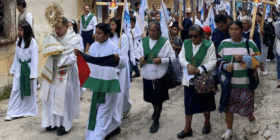 Fieles católicos marchan en Chiapas para pedirse detenga el genocidio contra Palestina.