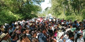 Protestan en Bachajón porque construcción de carretera SCLC-Palenque destruirá su sistema de agua potable Manifestación en Bachajón contra la autopista SCLC-Palenque. Foto: Cortesía