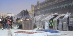 Generación Z, carne de cañón de la derecha mexicana CIUDAD DE MÉXICO, 15NOVIEMBRE2025.- Enfrentamientos entre personas que participaron en la llamada Marcha de la Generación Z y policías capitalinos frente a Palacio Nacional. Los inconformes protestaron contra la inseguridad que se vive en el país. FOTO: IVÁN STEPHENS/CUARTOSCURO.COM