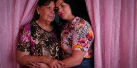 Orfandad por feminicidio: 30 años de una deuda que empezó en Juárez Cuando Rosa Angélica tenía seis años, su madre fue víctima de feminicidio en Ciudad Juárez, Chihuahua, México, y quedó al cuidado de su abuela, Doña Rosita. Hoy, siguen viviendo en la ciudad fronteriza, Angélica tiene 33 años y su abuela 73 / Greta Rico