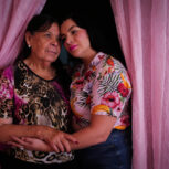 Cuando Rosa Angélica tenía seis años, su madre fue víctima de feminicidio en Ciudad Juárez, Chihuahua, México, y quedó al cuidado de su abuela, Doña Rosita. Hoy, siguen viviendo en la ciudad fronteriza, Angélica tiene 33 años y su abuela 73 / Greta Rico