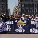 CIUDAD DE MÉXICO, 15NOVIEMBRE2025.- Cientos de personas, en su mayoría jóvenes, acudieron a la marcha de la Generación Z portando banderas y carteles en protesta contra el gobierno actual. Entre ellas destacaron la bandera de México, la bandera de One Piece, estandartes con el rostro de Carlos Manzo, entre otras.
FOTO: CAMILA AYALA BENABIB / CUARTOSCURO.COM