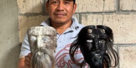 Abraham de la Torre Mendoza, artesano de máscaras de cuero originario de Venustiano Carranza. Foto: Mitzi Fuentes